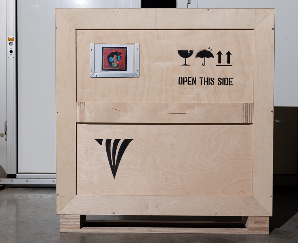 Caja de transporte de El Rey de la Democracia, 2018