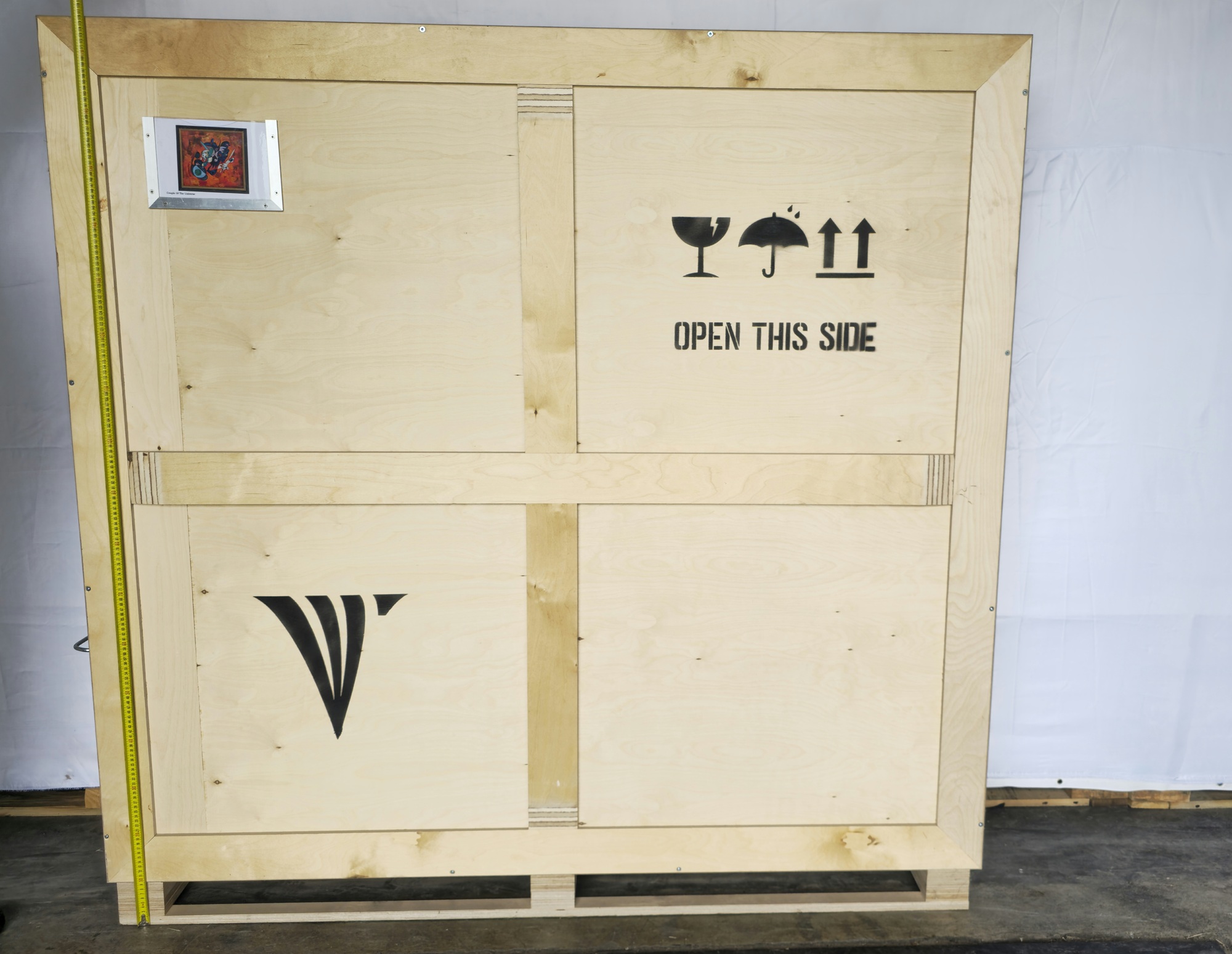 Referencia de altura de caja La Pareja del Universo, 2006 con cinta métrica