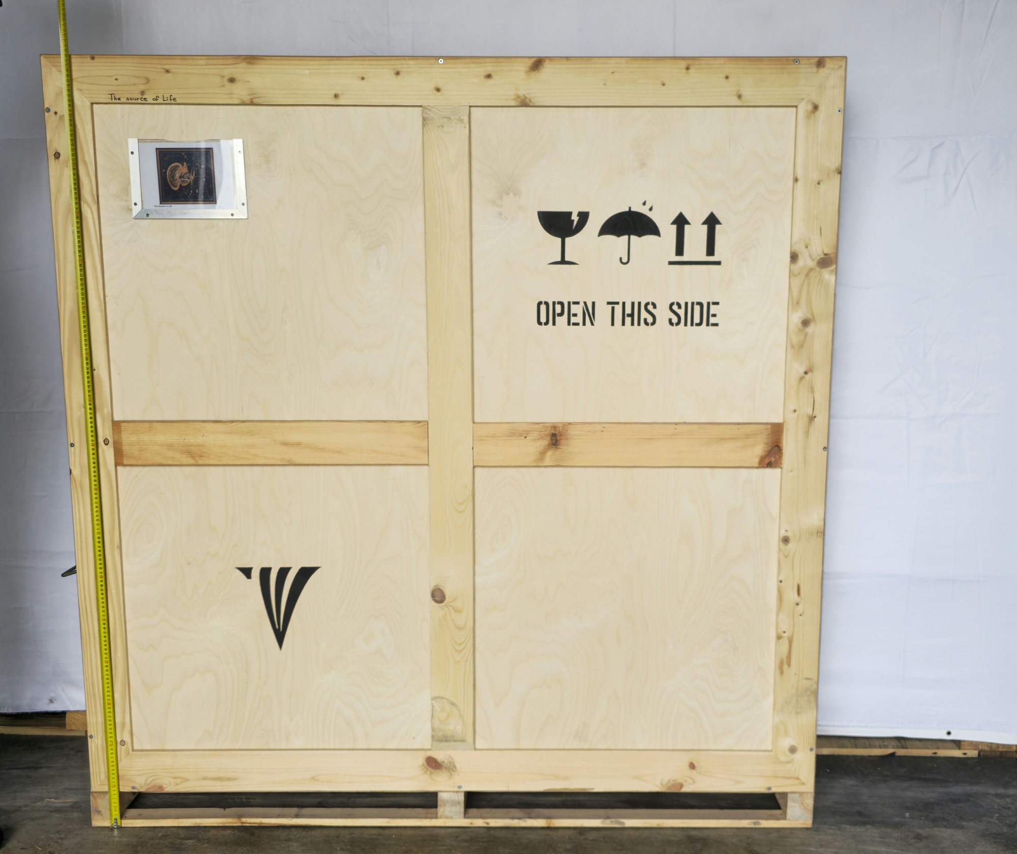Referencia de altura de la caja para La fuente de la vida, 2007 con cinta métrica